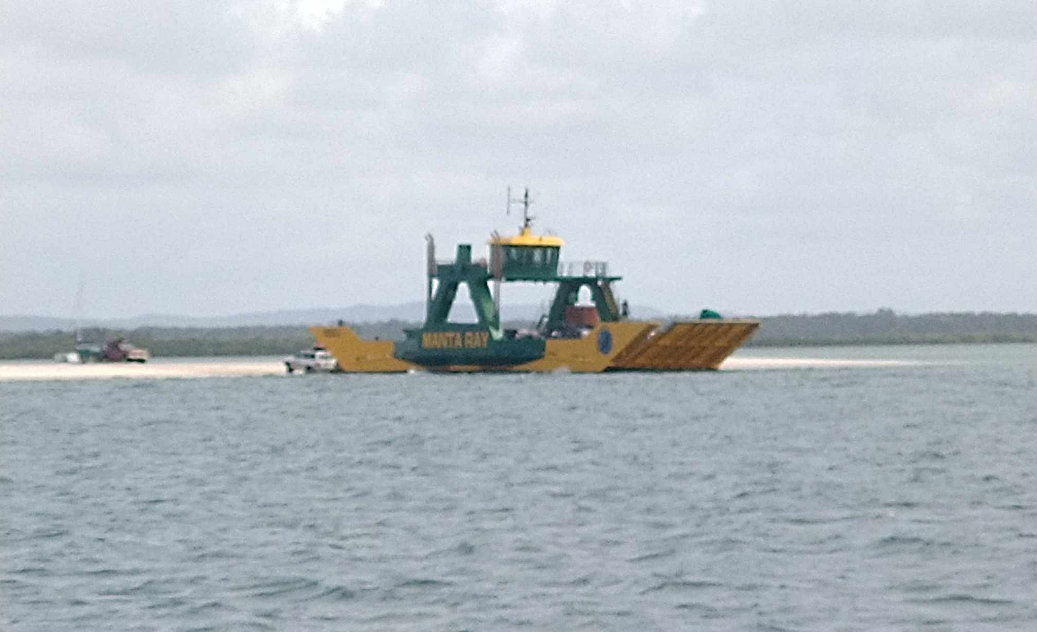 Bac qui traverse les voitures sur Fraser Island