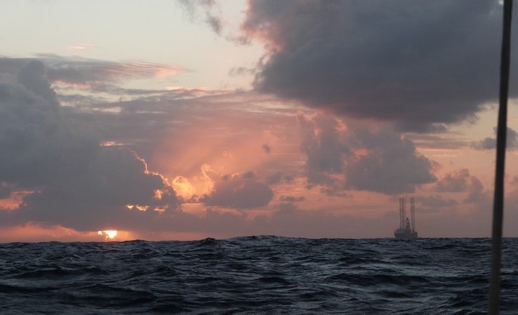 Le bateau plateforme de loin, impressionnant