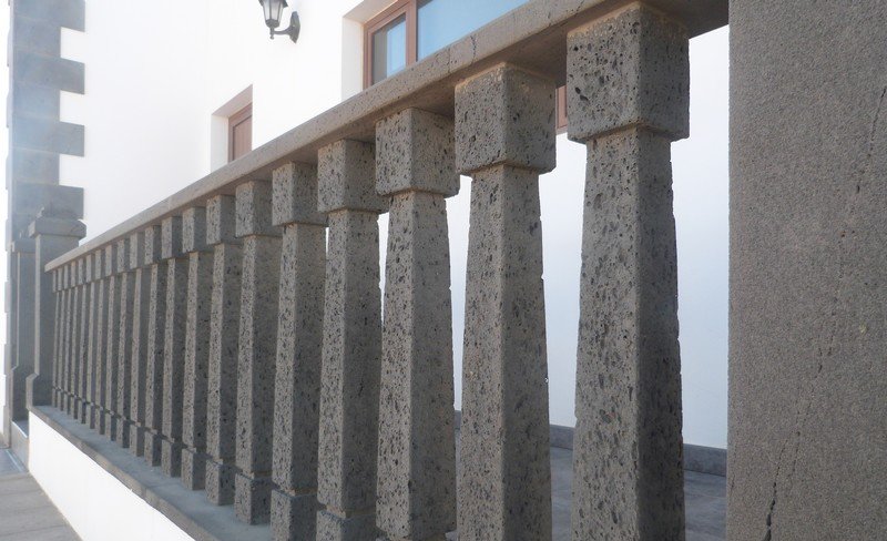 Balustrade en pierre de lave