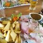 Sashimi au marché avec frites de pommes de terre et de fruit à (...)