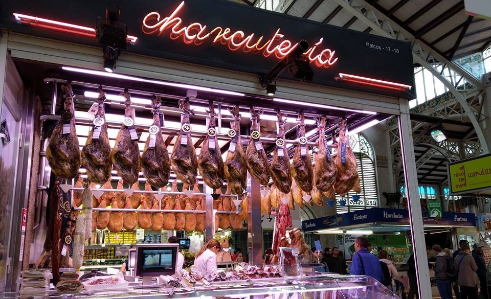 Le marché central avec ses charcuteries