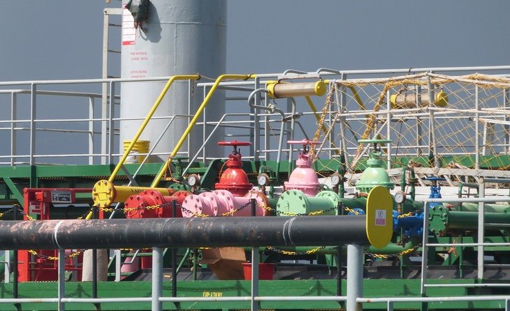 Vu, trois jolies pompes sur un gros bateau