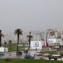 Front de mer sous la pluie