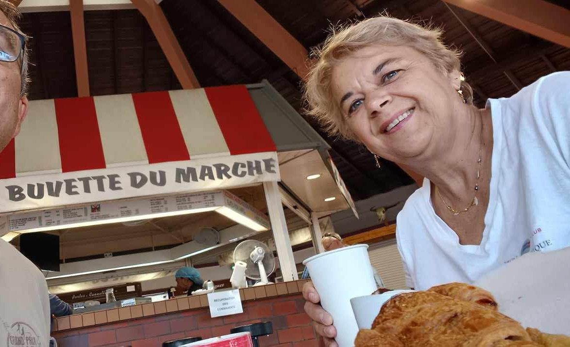 Préparatifs : dernier petit déjeuner au marché de Nouméa
