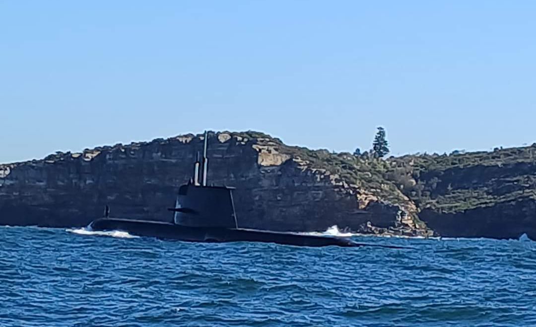 Le sous-marin en sortant du port de Sydney