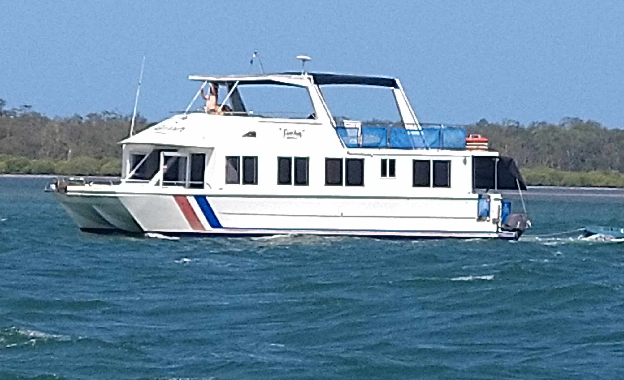 Beaucoup d'house boat car ici pas beaucoup d'eau