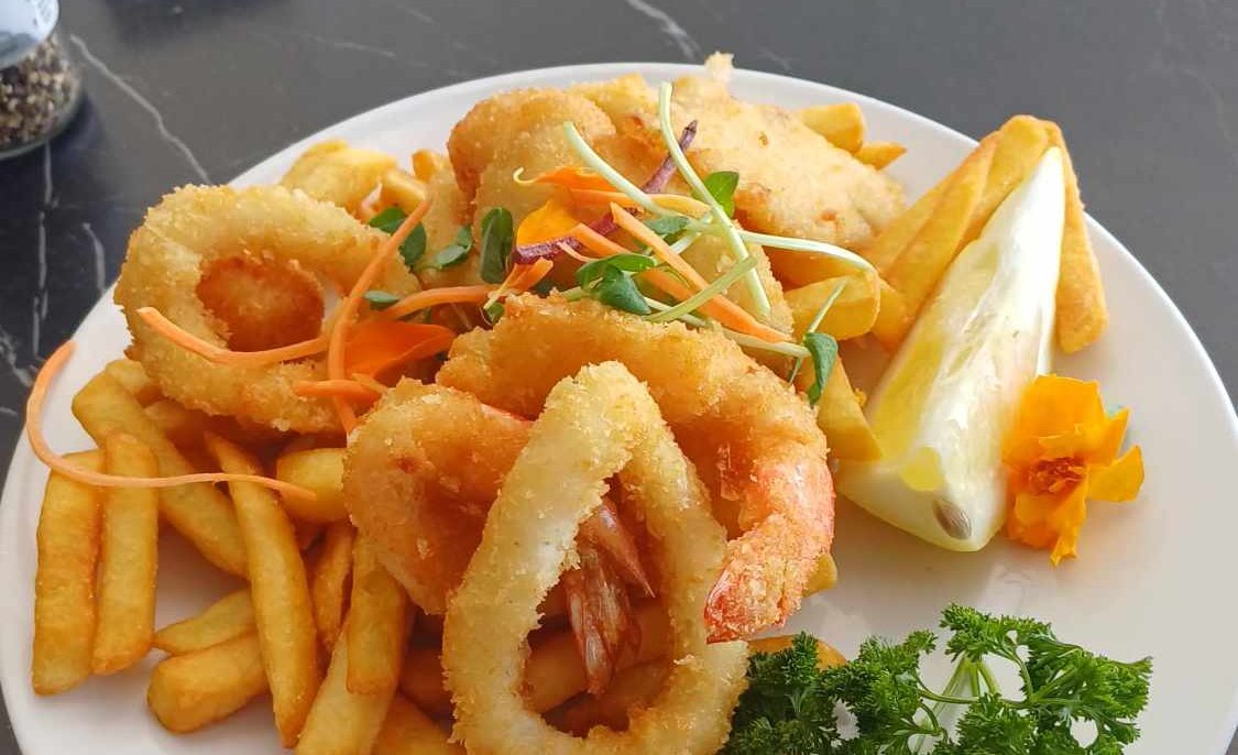 beignets seiche, coquille st jacques et crevettes