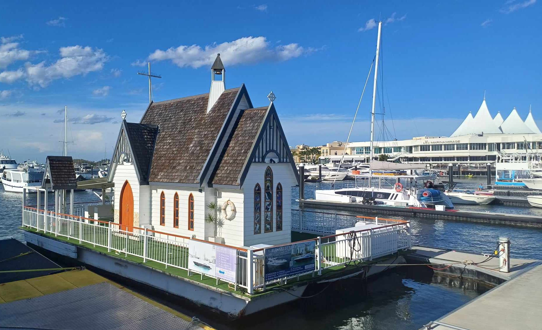 Petite chapelle sur l'eau