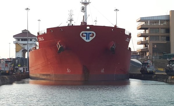 Gros bateau dans l'écluse