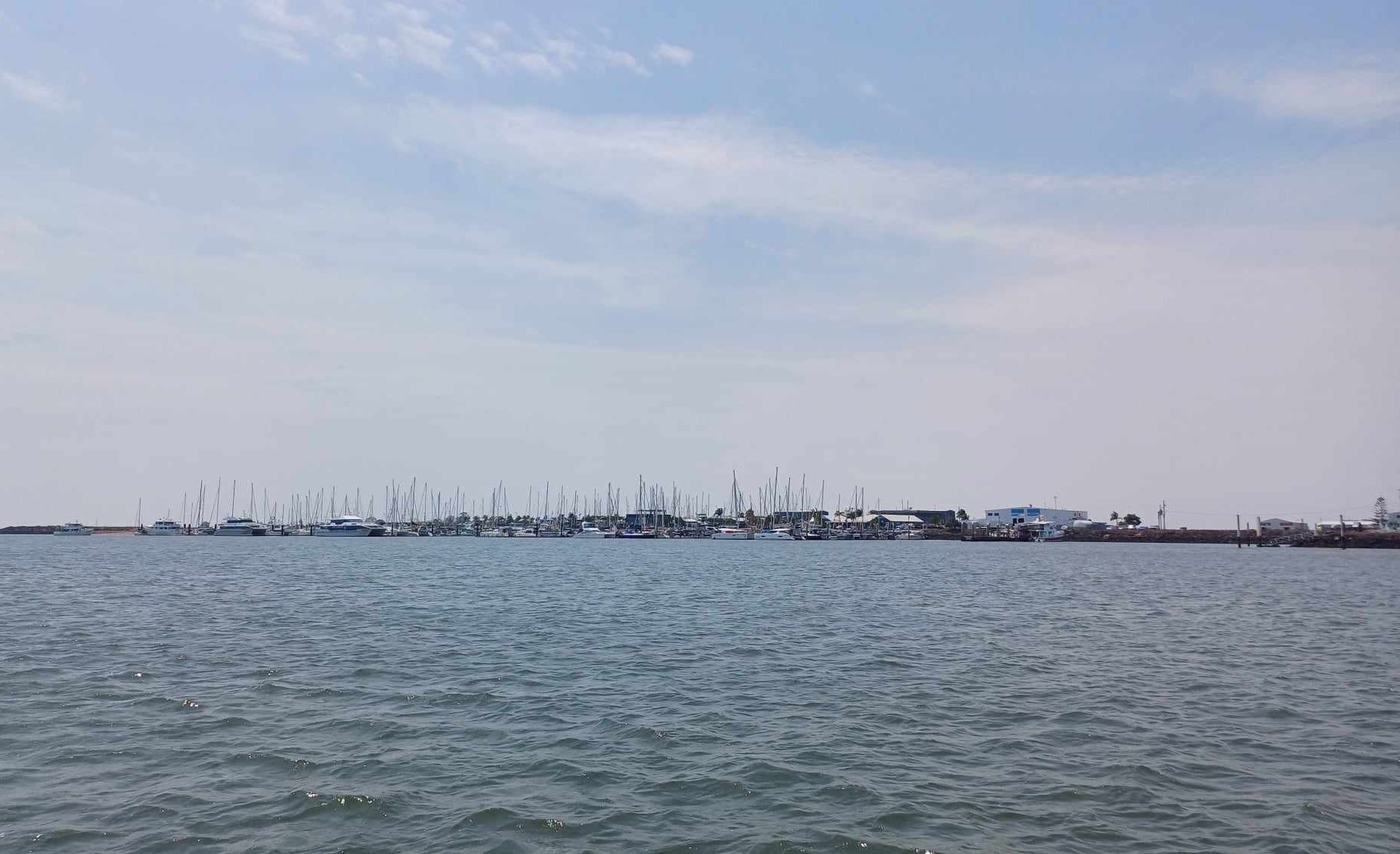 La marina vue de la rivière