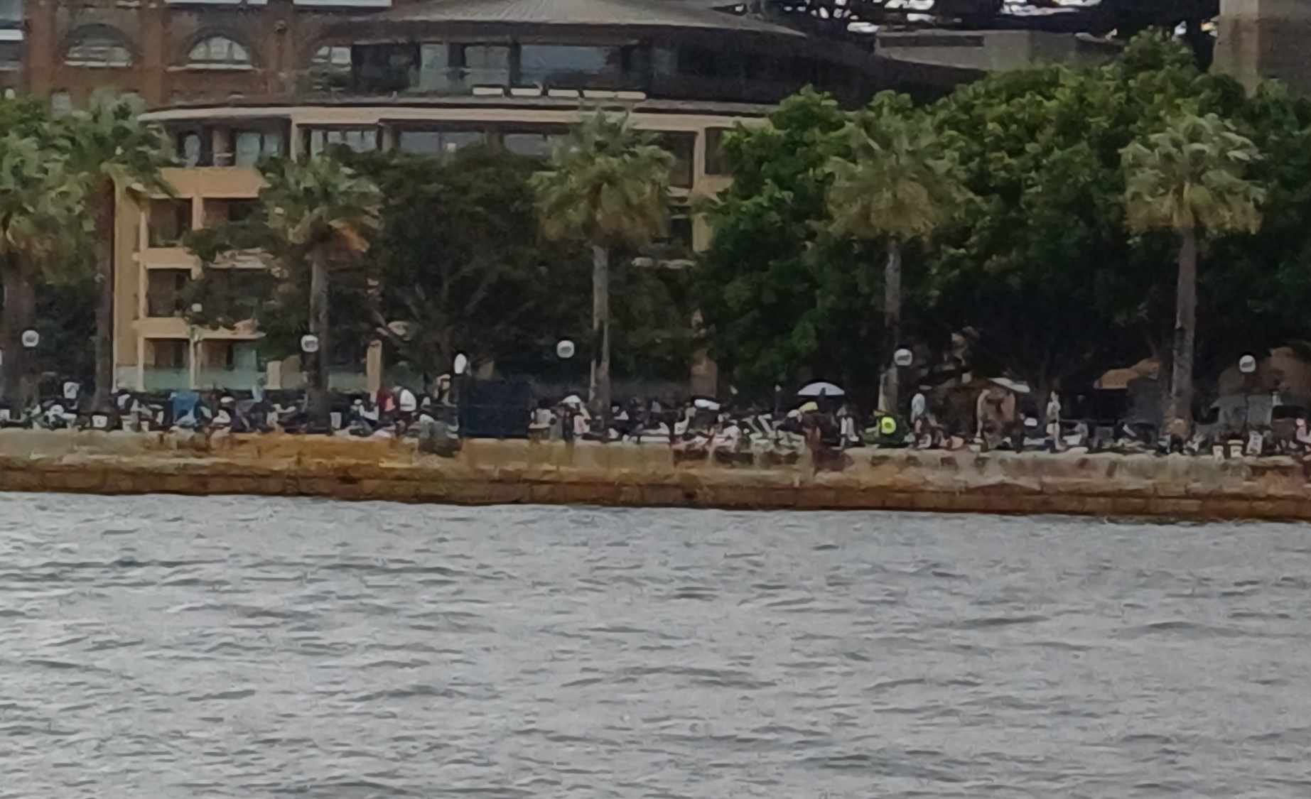 Les gens attendent depuis le matin