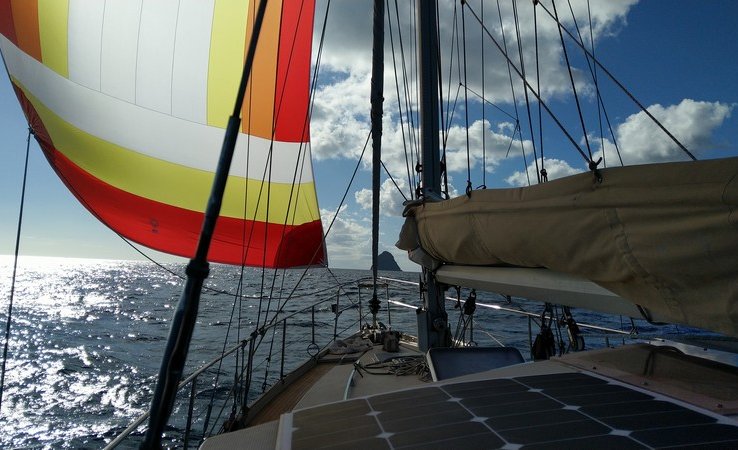 Sous spi, au loin le rocher du diamant