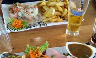 Sashimi au marché avec frites de pommes de terre et de fruit à pain