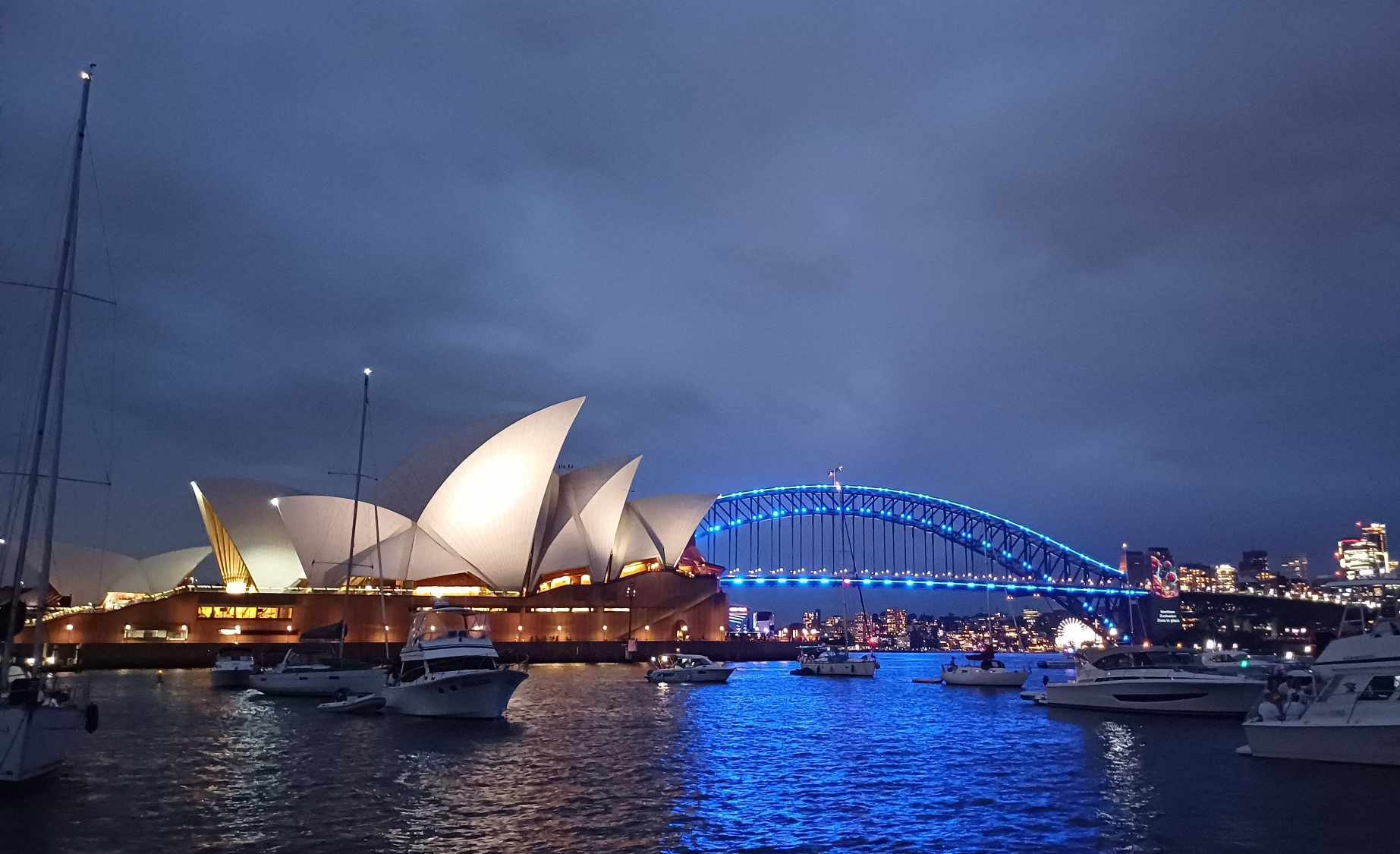 Le pont prend des couleurs