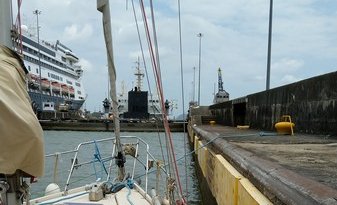 On attend le cargo qui partage notre écluse