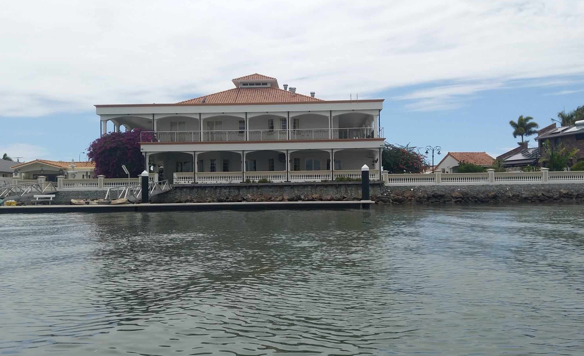 Un réseau de canaux longé par des maisons avec ponton privatif.