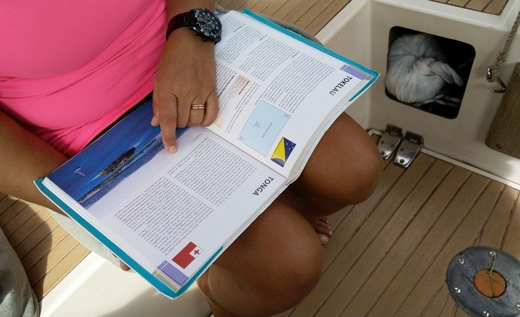 Pendant la traversée, on étudie l'arrivée aux Tonga