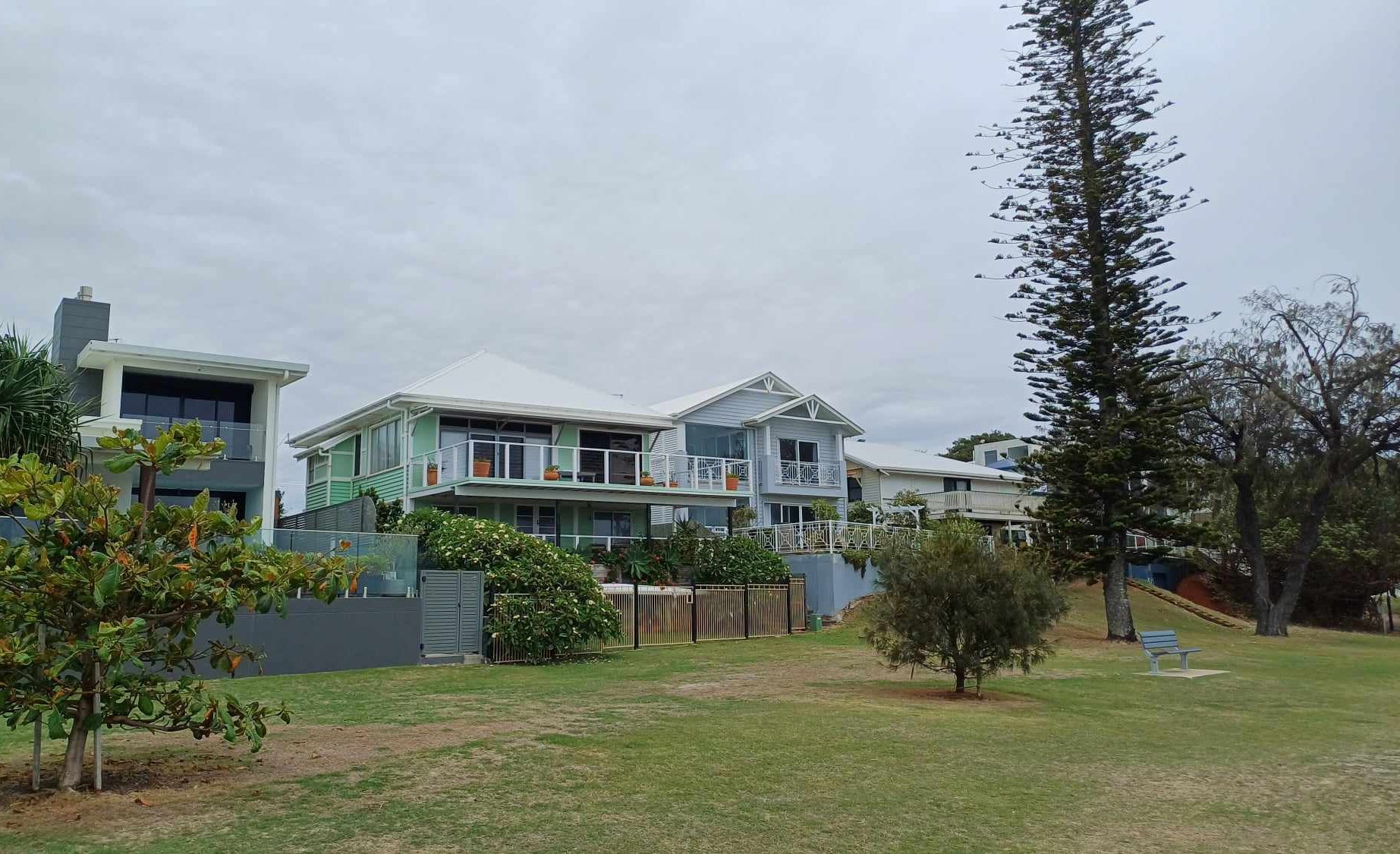 Quelques maisons en bord de mer