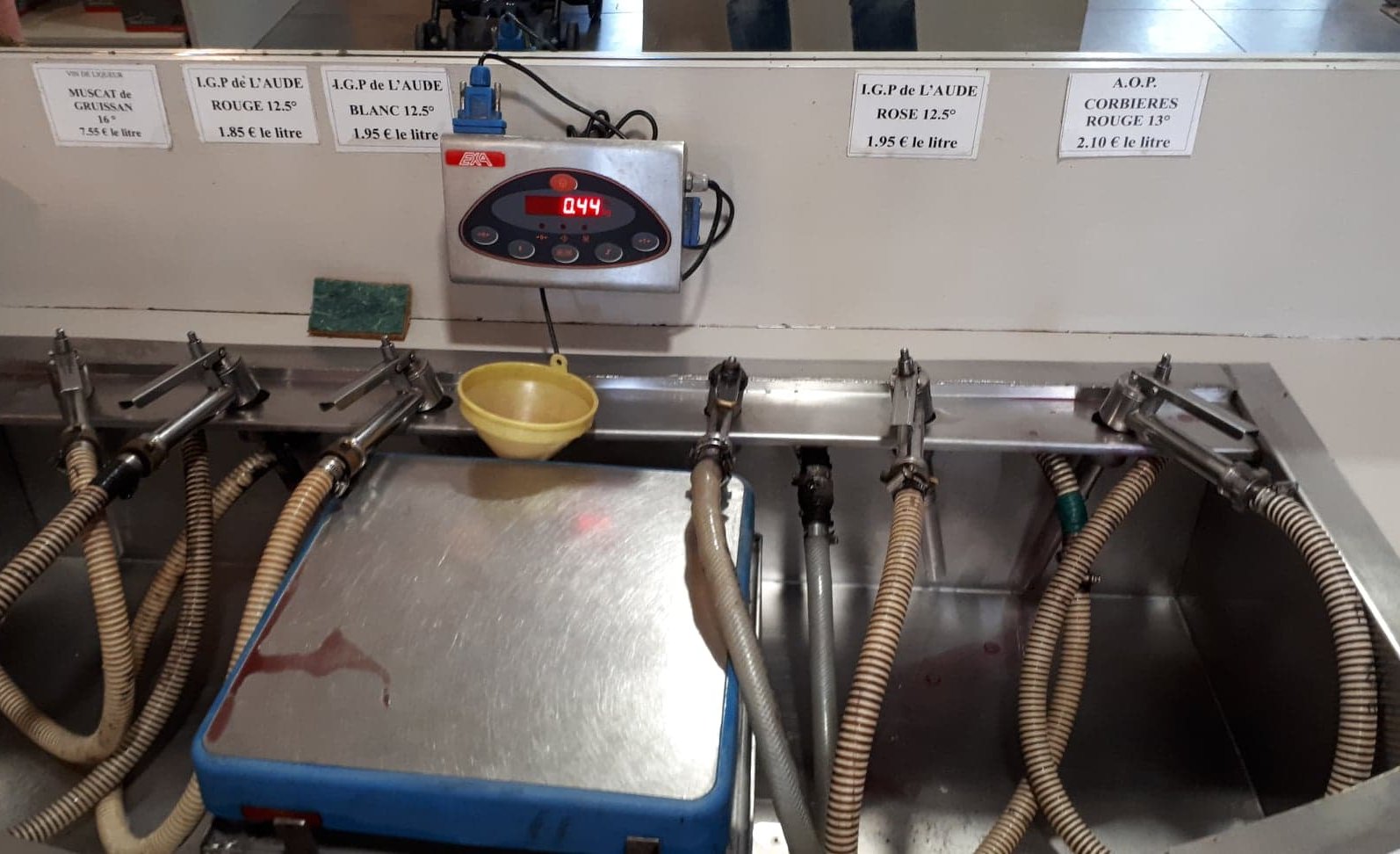 A la coopérative viticole, on vient avec son bidon et on remplit...