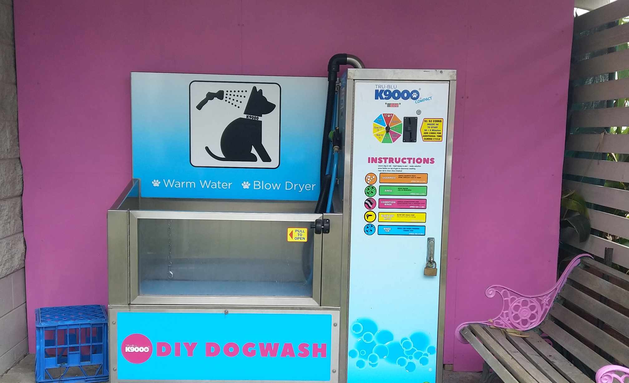 Laverie pour chiens avec différents programmes (shampoing, démélant...)