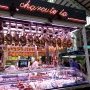 Le marché central avec ses charcuteries
