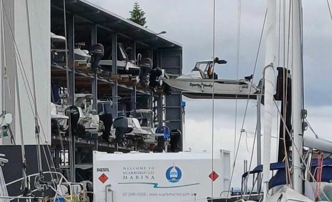 Des étagères à bateaux avec un gros monte-charge
