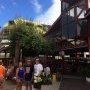 Devant le marché