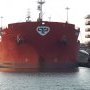 Gros bateau dans l'écluse