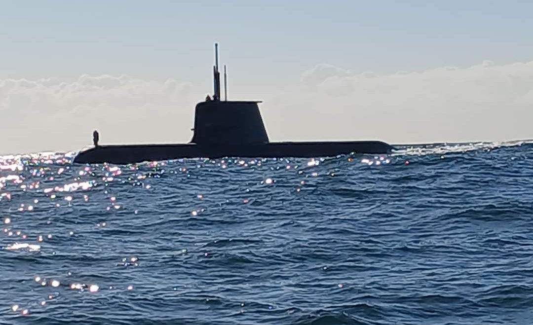 Le sous-marin en sortant du port de Sydney