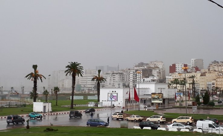 Front de mer sous la pluie