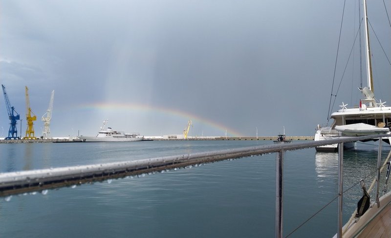 Arc en ciel sur la marina vide de Tanger